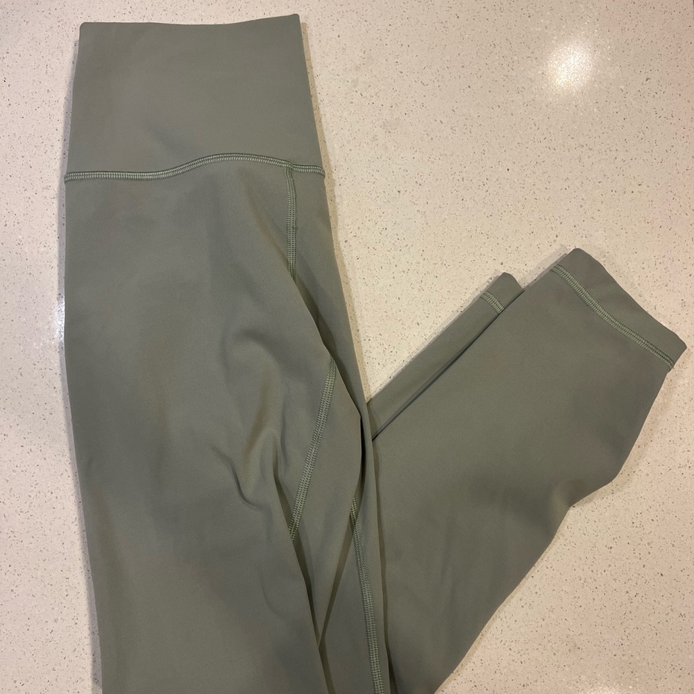 Lululemon leggings size 4- 7/8 length